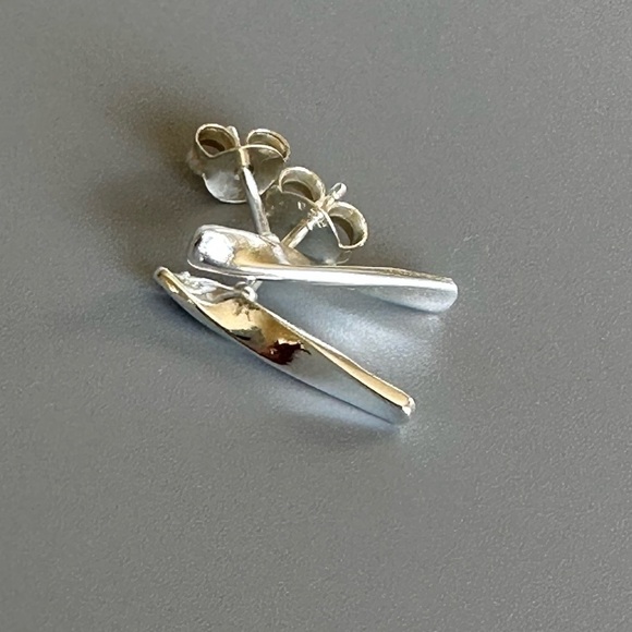 Elegant Silver Twist Earrings - Picture 2 of 3
